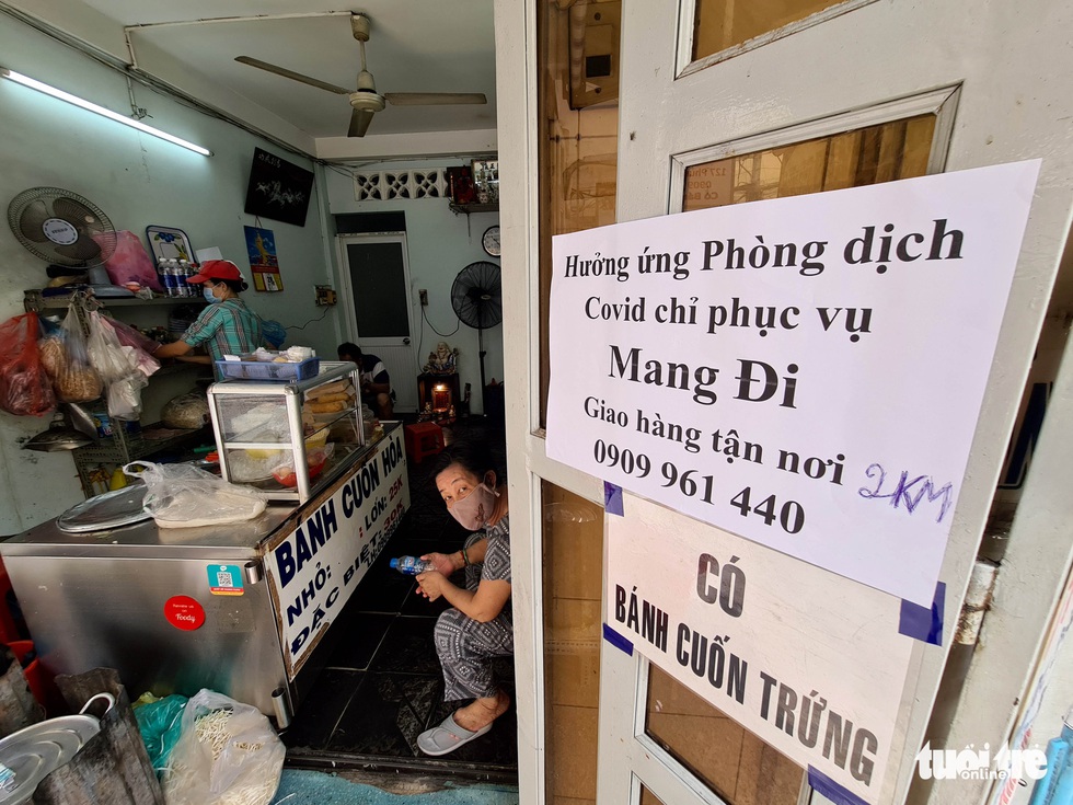 Quán xá ở TP.HCM đồng loạt treo bảng: chỉ bán mang đi, giao hàng tận nơi - Ảnh 2. Quán xá ở TP.HCM đồng loạt treo bảng: chỉ bán mang đi, giao hàng tận nơi - Ảnh 2.