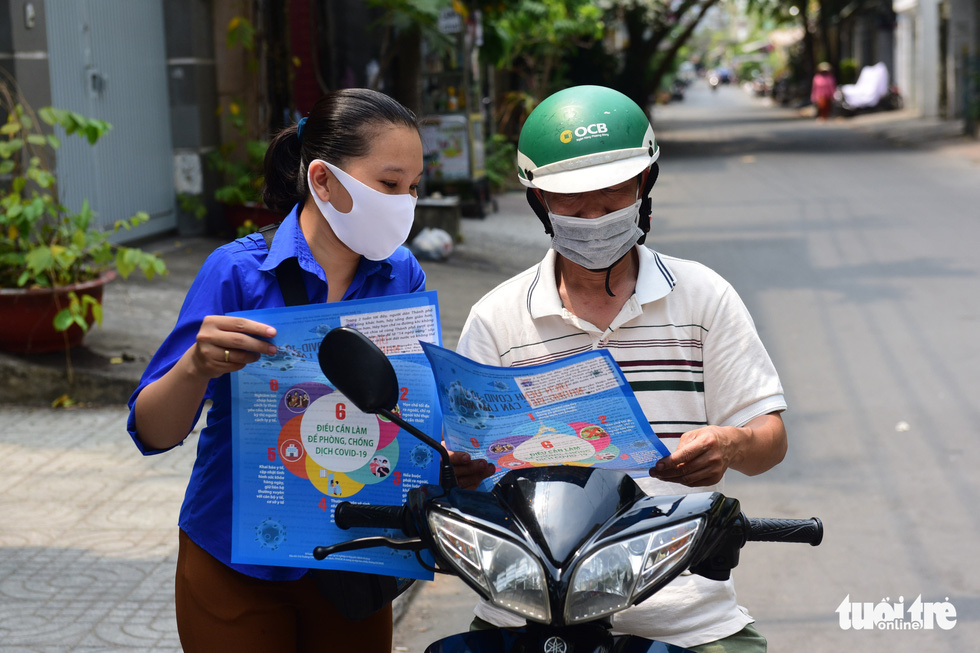 Hàng triệu tờ rơi 12 việc cần làm ngay để chống COVID-19 đến tay người dân - Ảnh 9.