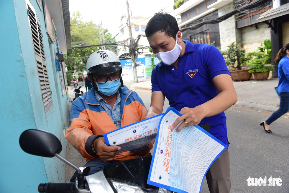 Hàng triệu tờ rơi 12 việc cần làm ngay để chống COVID-19 đến tay người dân - Ảnh 10.