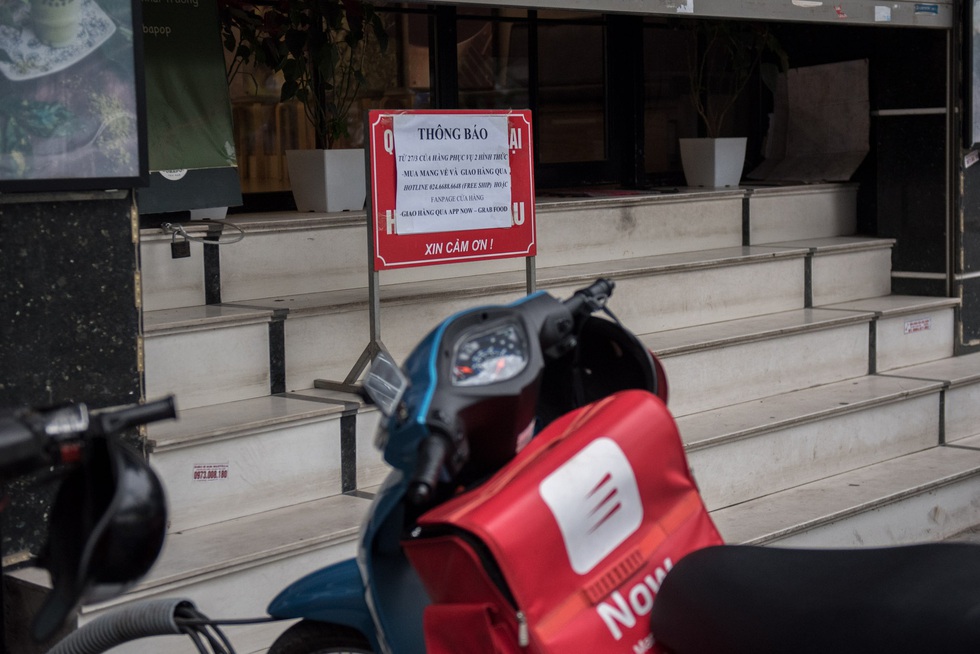 Mua bán take away: sáng tạo cả dụng cụ thu tiền để tránh lây COVID -19 - Ảnh 9. Mua bán take away: sáng tạo cả dụng cụ thu tiền để tránh lây COVID -19 - Ảnh 9.