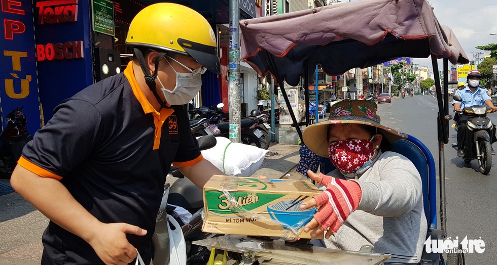 Người Sài Gòn thưa bà con bán vé số dạo: Dạ, đây là quà gởi cô, gởi dì... - Ảnh 1. Người Sài Gòn thưa bà con bán vé số dạo: Dạ, đây là quà gởi cô, gởi dì... - Ảnh 1.