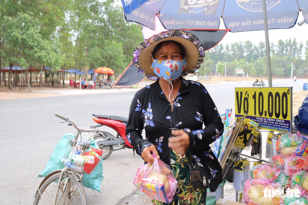 Người Sài Gòn thưa bà con bán vé số dạo: Dạ, đây là quà gởi cô, gởi dì... - Ảnh 7. Người Sài Gòn thưa bà con bán vé số dạo: Dạ, đây là quà gởi cô, gởi dì... - Ảnh 7.