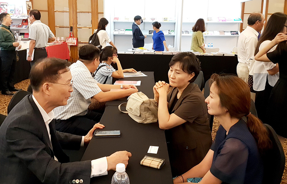 Hội sách TP.HCM: Để xứng tầm sự kiện văn hóa không chỉ cho người dân Sài Gòn - Ảnh 1. Hội sách TP.HCM: Để xứng tầm sự kiện văn hóa không chỉ cho người dân Sài Gòn - Ảnh 1.