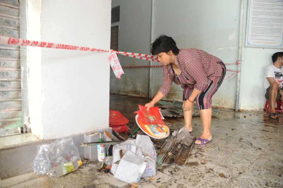 Tiểu thương ngất xỉu khi thấy hàng hóa ở kiôt của chợ cháy dữ dội - Ảnh 15. Tiểu thương ngất xỉu khi thấy hàng hóa ở kiôt của chợ cháy dữ dội - Ảnh 15.