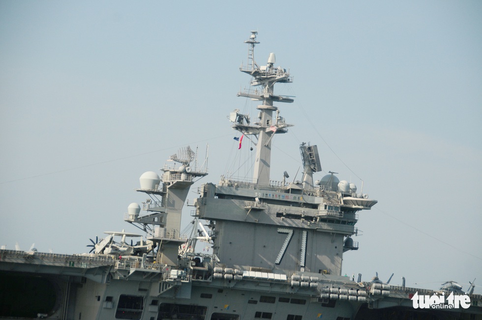 Bên trong tàu sân bay USS Theodore Roosevelt đang neo tại vịnh Đà Nẵng - Ảnh 2. Bên trong tàu sân bay USS Theodore Roosevelt đang neo tại vịnh Đà Nẵng - Ảnh 2.