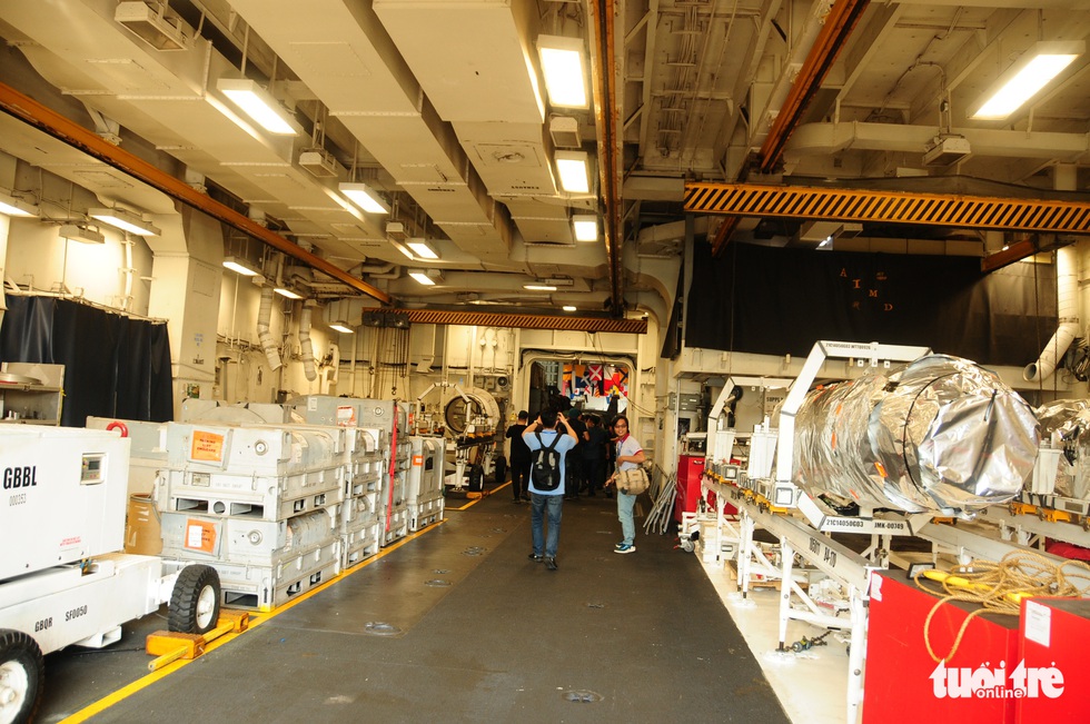 Bên trong tàu sân bay USS Theodore Roosevelt đang neo tại vịnh Đà Nẵng - Ảnh 5. Bên trong tàu sân bay USS Theodore Roosevelt đang neo tại vịnh Đà Nẵng - Ảnh 5.