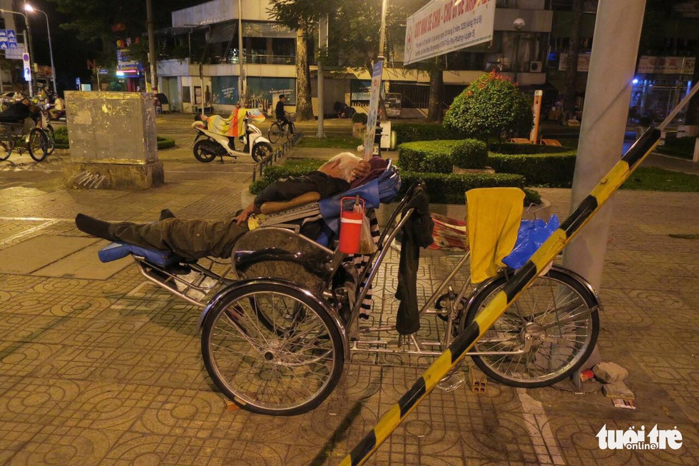 Sài Gòn vắng lặng khác lạ trong ngày đầu cách ly toàn xã hội - Ảnh 19. Sài Gòn vắng lặng khác lạ trong ngày đầu cách ly toàn xã hội - Ảnh 19.