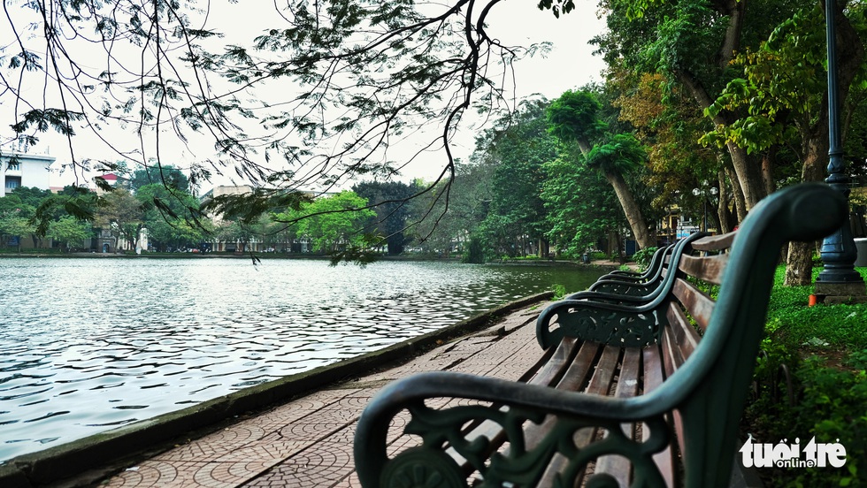 Hà Nội trầm lặng hơn trong ngày đầu cách ly toàn xã hội chống dịch - Ảnh 3. Hà Nội trầm lặng hơn trong ngày đầu cách ly toàn xã hội chống dịch - Ảnh 3.