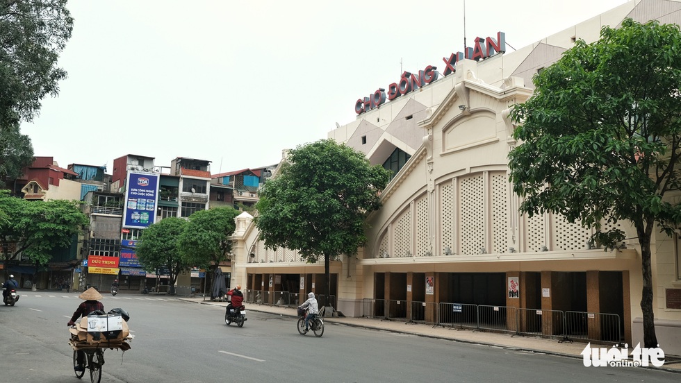 Hà Nội trầm lặng hơn trong ngày đầu cách ly toàn xã hội chống dịch - Ảnh 4. Hà Nội trầm lặng hơn trong ngày đầu cách ly toàn xã hội chống dịch - Ảnh 4.