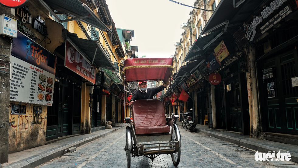 Hà Nội trầm lặng hơn trong ngày đầu cách ly toàn xã hội chống dịch - Ảnh 7. Hà Nội trầm lặng hơn trong ngày đầu cách ly toàn xã hội chống dịch - Ảnh 7.
