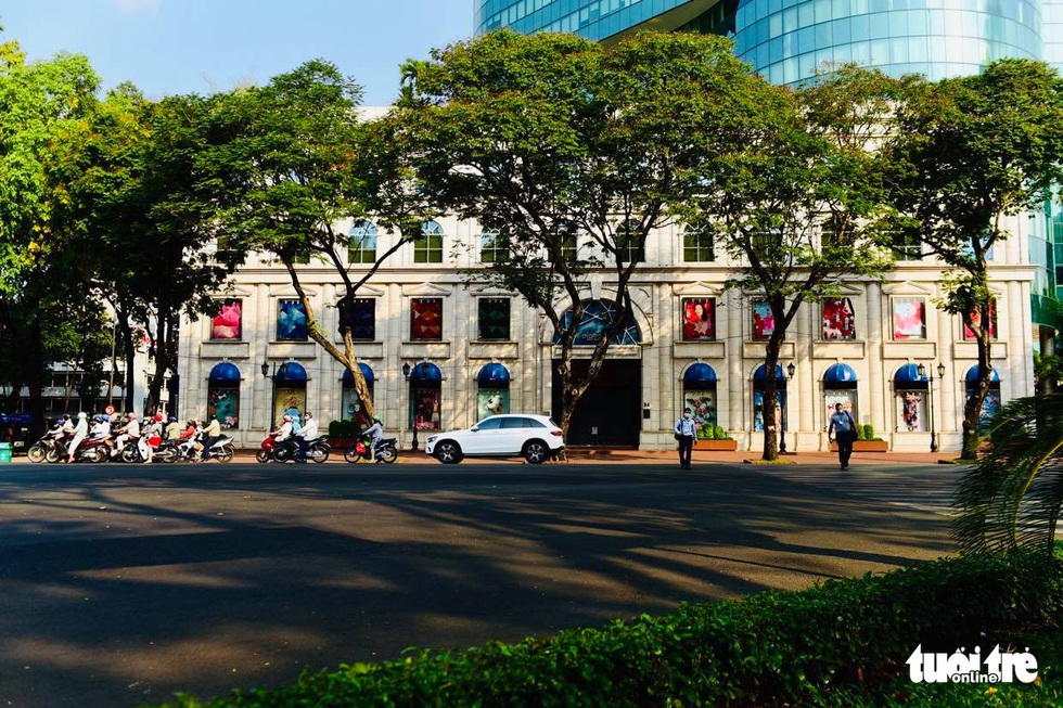 Sài Gòn vắng lặng khác lạ trong ngày đầu cách ly toàn xã hội - Ảnh 3. Sài Gòn vắng lặng khác lạ trong ngày đầu cách ly toàn xã hội - Ảnh 3.