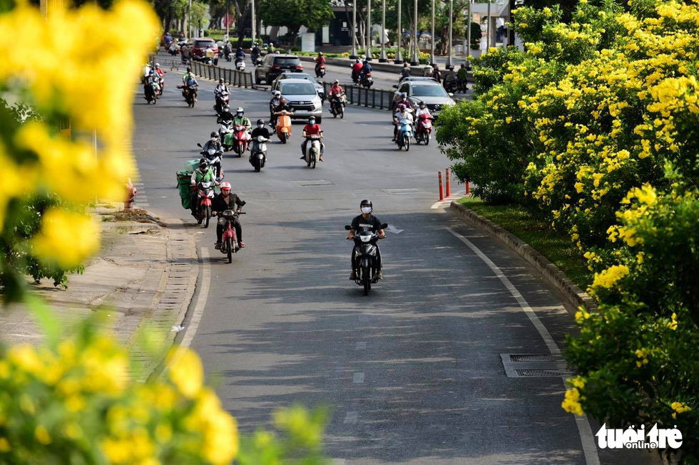 Sài Gòn vắng lặng khác lạ trong ngày đầu cách ly toàn xã hội - Ảnh 8.
