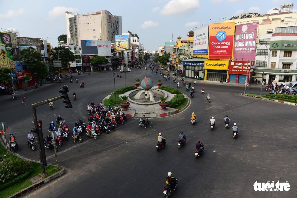 Sài Gòn vắng lặng khác lạ trong ngày đầu cách ly toàn xã hội - Ảnh 9. Sài Gòn vắng lặng khác lạ trong ngày đầu cách ly toàn xã hội - Ảnh 9.