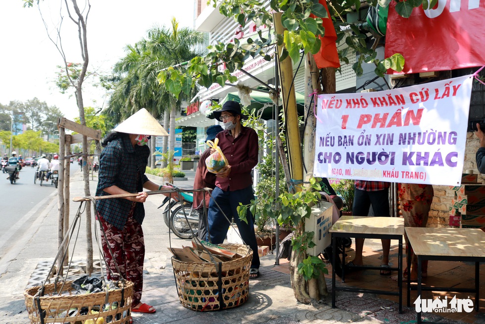 Nếu khó khăn cứ lấy 1 phần, nếu bạn ổn xin nhường cơm cho người khác - Ảnh 2. Nếu khó khăn cứ lấy 1 phần, nếu bạn ổn xin nhường cơm cho người khác - Ảnh 2.