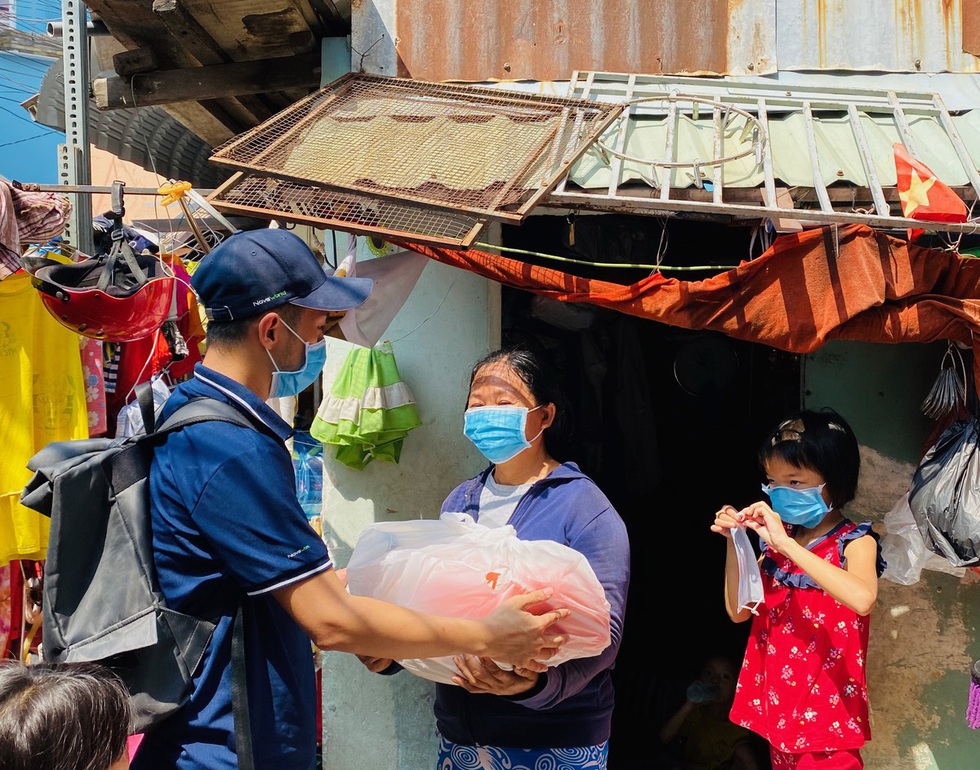 Tặng quà gia đình khó khăn do ảnh hưởng đại dịch - Ảnh 9. Tặng quà gia đình khó khăn do ảnh hưởng đại dịch - Ảnh 9.