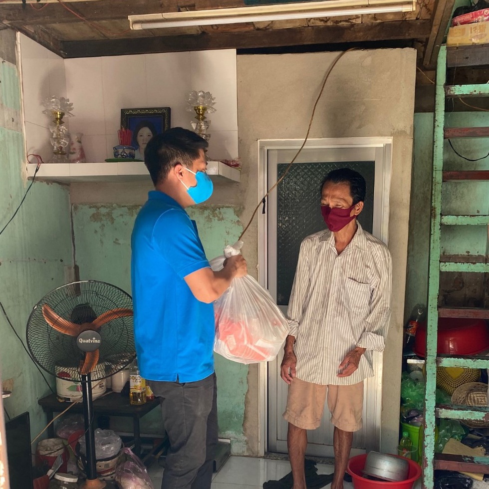 Tặng quà gia đình khó khăn do ảnh hưởng đại dịch - Ảnh 10. Tặng quà gia đình khó khăn do ảnh hưởng đại dịch - Ảnh 10.