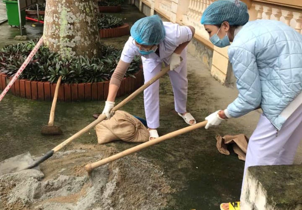 Những bác sĩ chữa COVID-19 kiêm luôn phụ hồ, sửa điện nước - Ảnh 1. Những bác sĩ chữa COVID-19 kiêm luôn phụ hồ, sửa điện nước - Ảnh 1.