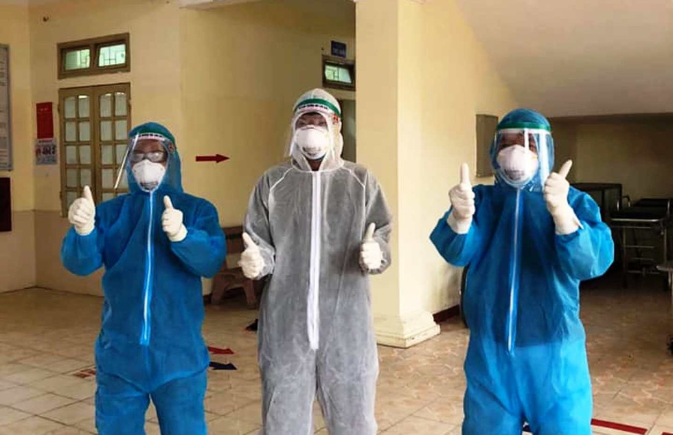 Những bác sĩ chữa COVID-19 kiêm luôn phụ hồ, sửa điện nước - Ảnh 5. Những bác sĩ chữa COVID-19 kiêm luôn phụ hồ, sửa điện nước - Ảnh 5.