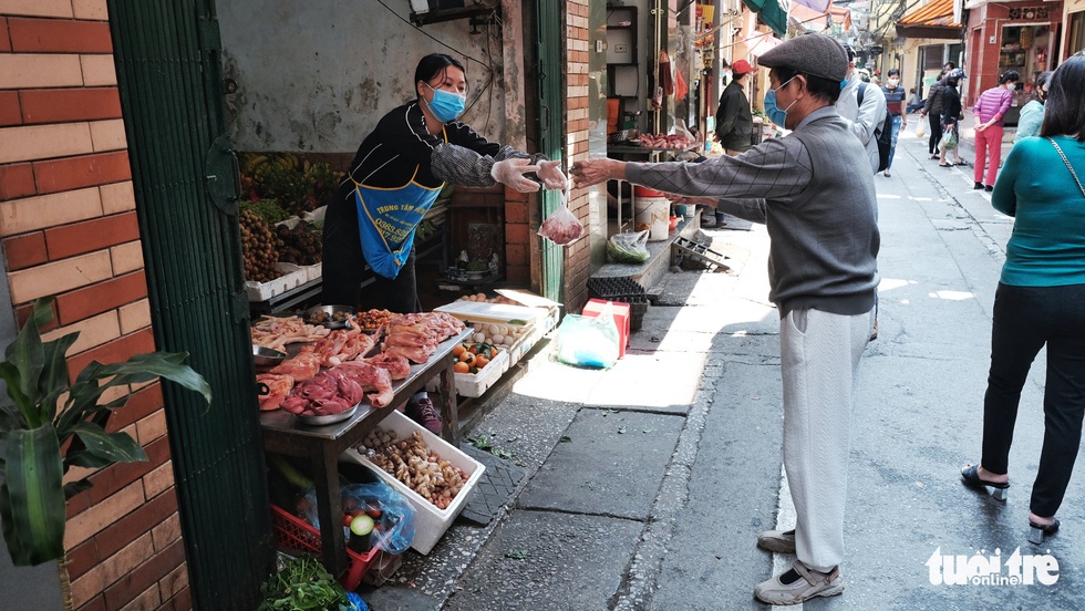 Chợ phố cổ Hà Nội kẻ vạch cách 2 mét mới bán hàng - Ảnh 3. Chợ phố cổ Hà Nội kẻ vạch cách 2 mét mới bán hàng - Ảnh 3.
