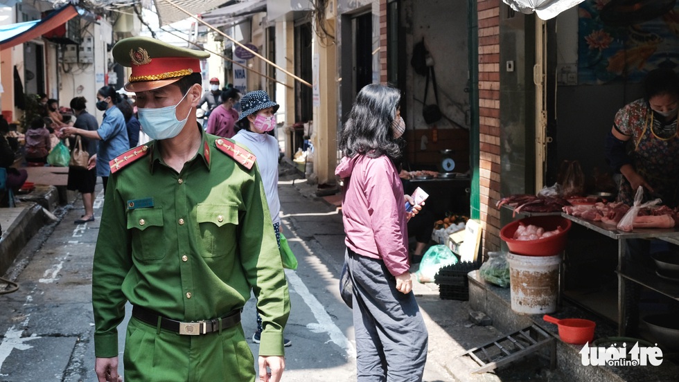Chợ phố cổ Hà Nội kẻ vạch cách 2 mét mới bán hàng - Ảnh 6. Chợ phố cổ Hà Nội kẻ vạch cách 2 mét mới bán hàng - Ảnh 6.