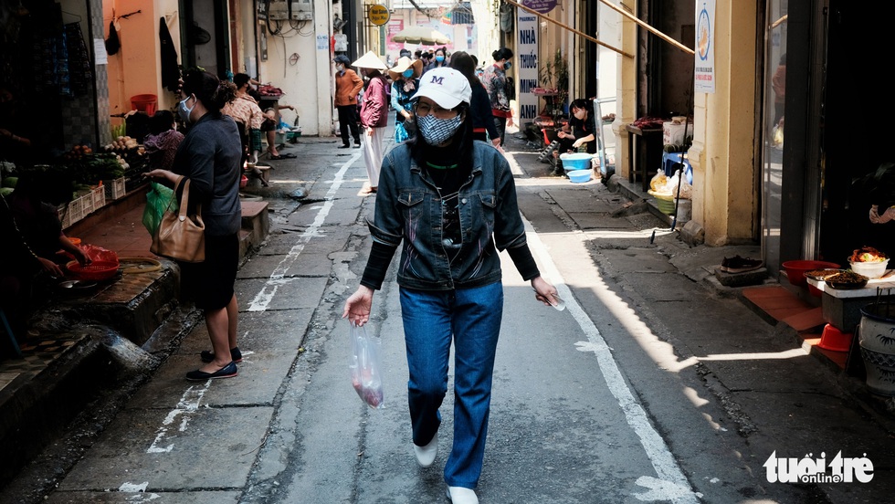 Chợ phố cổ Hà Nội kẻ vạch cách 2 mét mới bán hàng - Ảnh 7. Chợ phố cổ Hà Nội kẻ vạch cách 2 mét mới bán hàng - Ảnh 7.