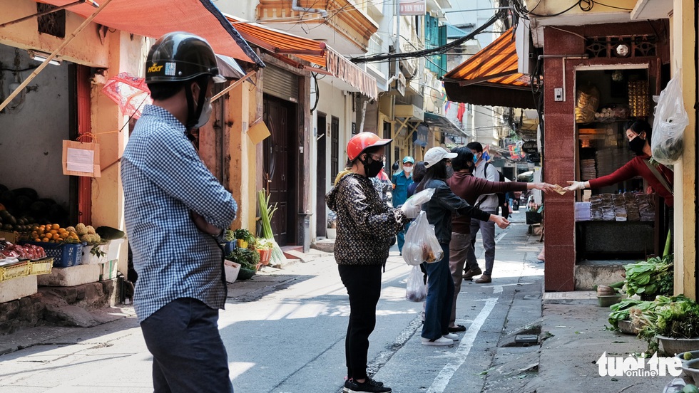 Chợ phố cổ Hà Nội kẻ vạch cách 2 mét mới bán hàng - Ảnh 10. Chợ phố cổ Hà Nội kẻ vạch cách 2 mét mới bán hàng - Ảnh 10.