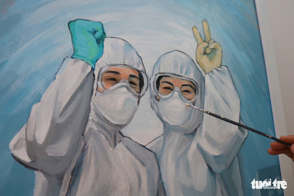 Vẽ tranh cổ động tiếp thêm tinh thần cho y bác sĩ chống dịch COVID-19 - Ảnh 2.