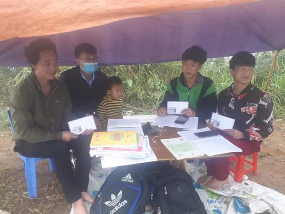 Thầy hiệu trưởng tìm lên lán học online để tặng quà, động viên học sinh - Ảnh 3. Thầy hiệu trưởng tìm lên lán học online để tặng quà, động viên học sinh - Ảnh 3.