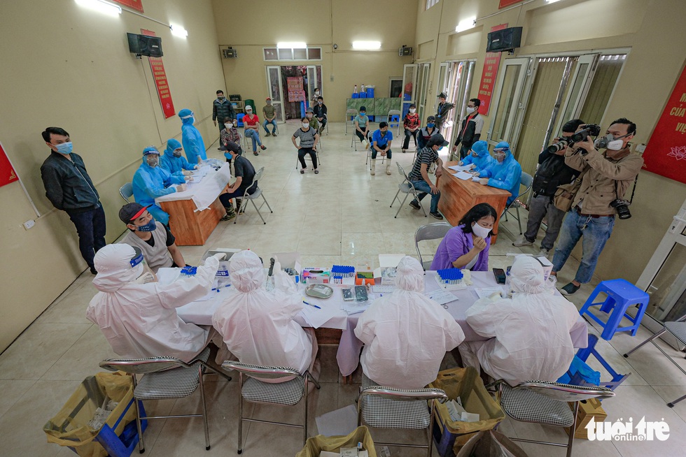 Xét nghiệm nhanh COVID-19 cho hàng trăm tiểu thương chợ đầu mối Hà Nội - Ảnh 5. Xét nghiệm nhanh COVID-19 cho hàng trăm tiểu thương chợ đầu mối Hà Nội - Ảnh 5.