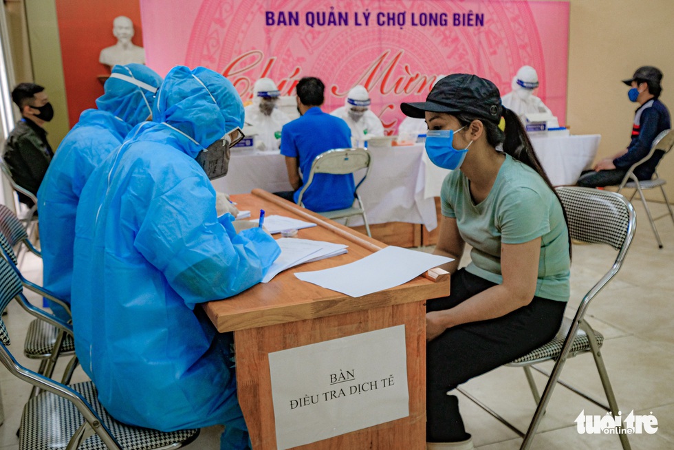 Xét nghiệm nhanh COVID-19 cho hàng trăm tiểu thương chợ đầu mối Hà Nội - Ảnh 6. Xét nghiệm nhanh COVID-19 cho hàng trăm tiểu thương chợ đầu mối Hà Nội - Ảnh 6.