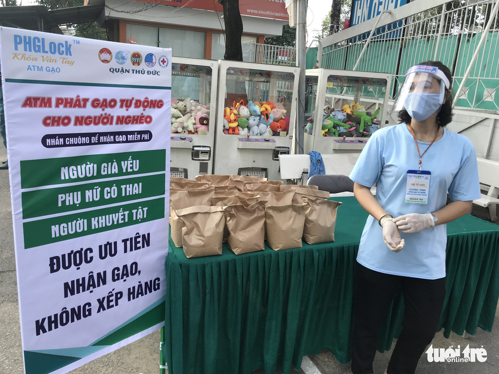 Ngày đầu hoạt động, ‘ATM gạo’ Thủ Đức đã có 45 tấn gạo làm vốn - Ảnh 8. Ngày đầu hoạt động, ‘ATM gạo’ Thủ Đức đã có 45 tấn gạo làm vốn - Ảnh 8.