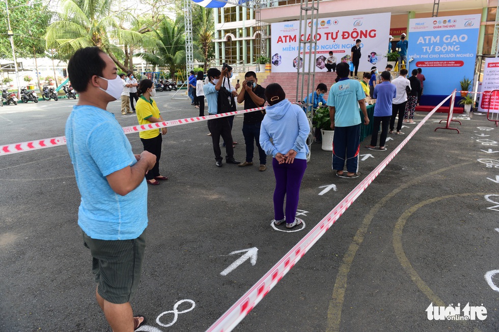 Ngày đầu hoạt động, ‘ATM gạo’ Thủ Đức đã có 45 tấn gạo làm vốn - Ảnh 6. Ngày đầu hoạt động, ‘ATM gạo’ Thủ Đức đã có 45 tấn gạo làm vốn - Ảnh 6.