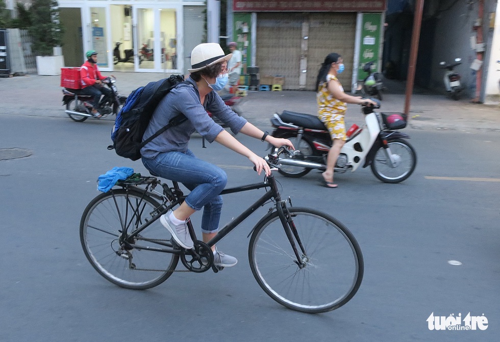 Thong thả đạp xe giữa Sài Gòn mùa phòng dịch COVID-19 - Ảnh 2. Thong thả đạp xe giữa Sài Gòn mùa phòng dịch COVID-19 - Ảnh 2.