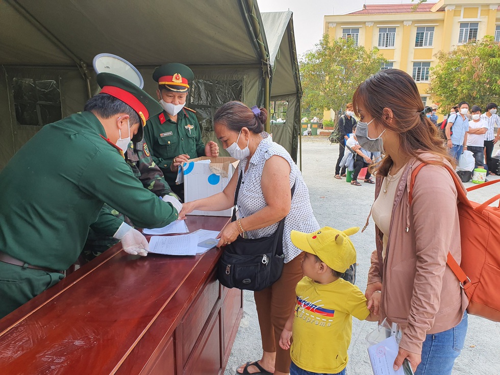 Lãnh đạo các địa phương Thừa Thiên Huế đón lao động ở Lào hết cách ly về nhà - Ảnh 2. Lãnh đạo các địa phương Thừa Thiên Huế đón lao động ở Lào hết cách ly về nhà - Ảnh 2.