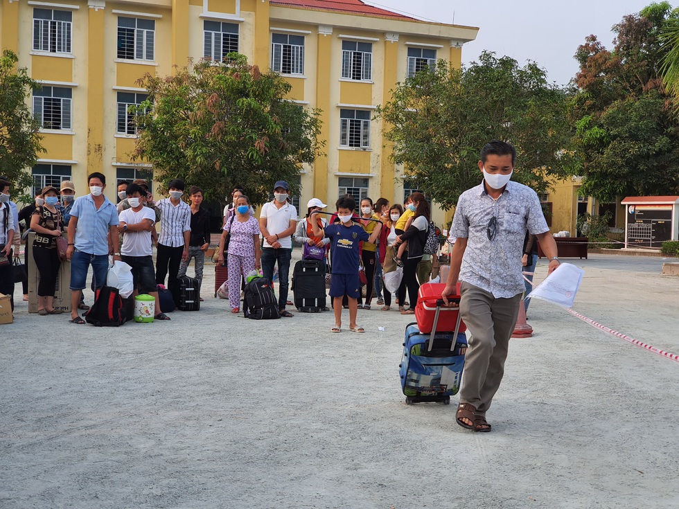 Lãnh đạo các địa phương Thừa Thiên Huế đón lao động ở Lào hết cách ly về nhà - Ảnh 4. Lãnh đạo các địa phương Thừa Thiên Huế đón lao động ở Lào hết cách ly về nhà - Ảnh 4.