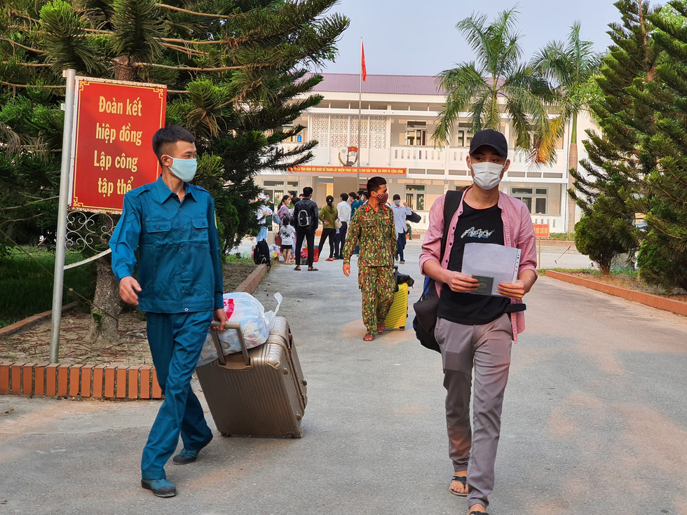 Lãnh đạo các địa phương Thừa Thiên Huế đón lao động ở Lào hết cách ly về nhà - Ảnh 5. Lãnh đạo các địa phương Thừa Thiên Huế đón lao động ở Lào hết cách ly về nhà - Ảnh 5.
