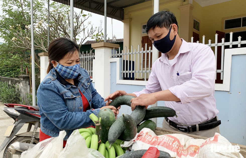 Ấm lòng từng quả bí, chục trứng, mớ rau… bà con gửi vào khu cách ly - Ảnh 5. Ấm lòng từng quả bí, chục trứng, mớ rau… bà con gửi vào khu cách ly - Ảnh 5.