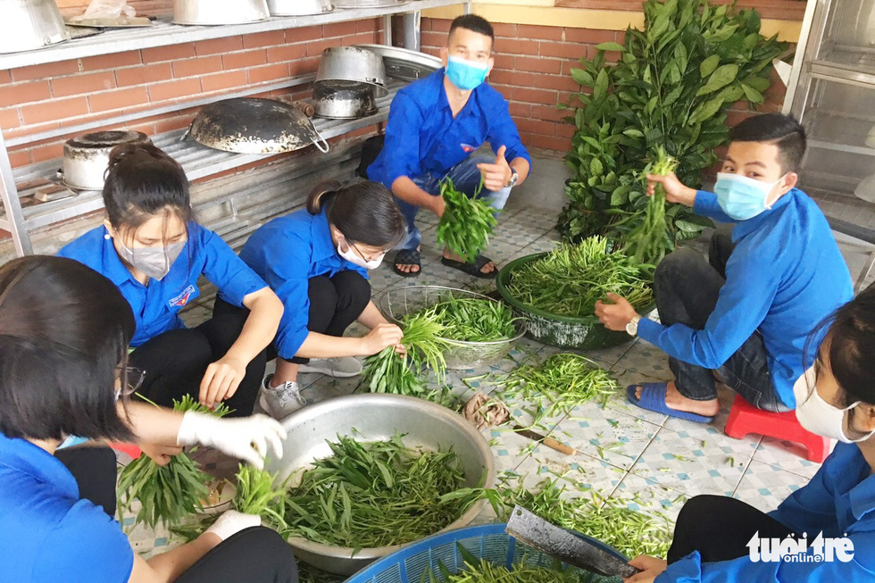 Ấm lòng từng quả bí, chục trứng, mớ rau… bà con gửi vào khu cách ly - Ảnh 8. Ấm lòng từng quả bí, chục trứng, mớ rau… bà con gửi vào khu cách ly - Ảnh 8.
