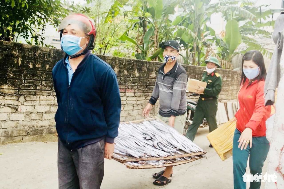 Ấm lòng từng quả bí, chục trứng, mớ rau… bà con gửi vào khu cách ly - Ảnh 6. Ấm lòng từng quả bí, chục trứng, mớ rau… bà con gửi vào khu cách ly - Ảnh 6.
