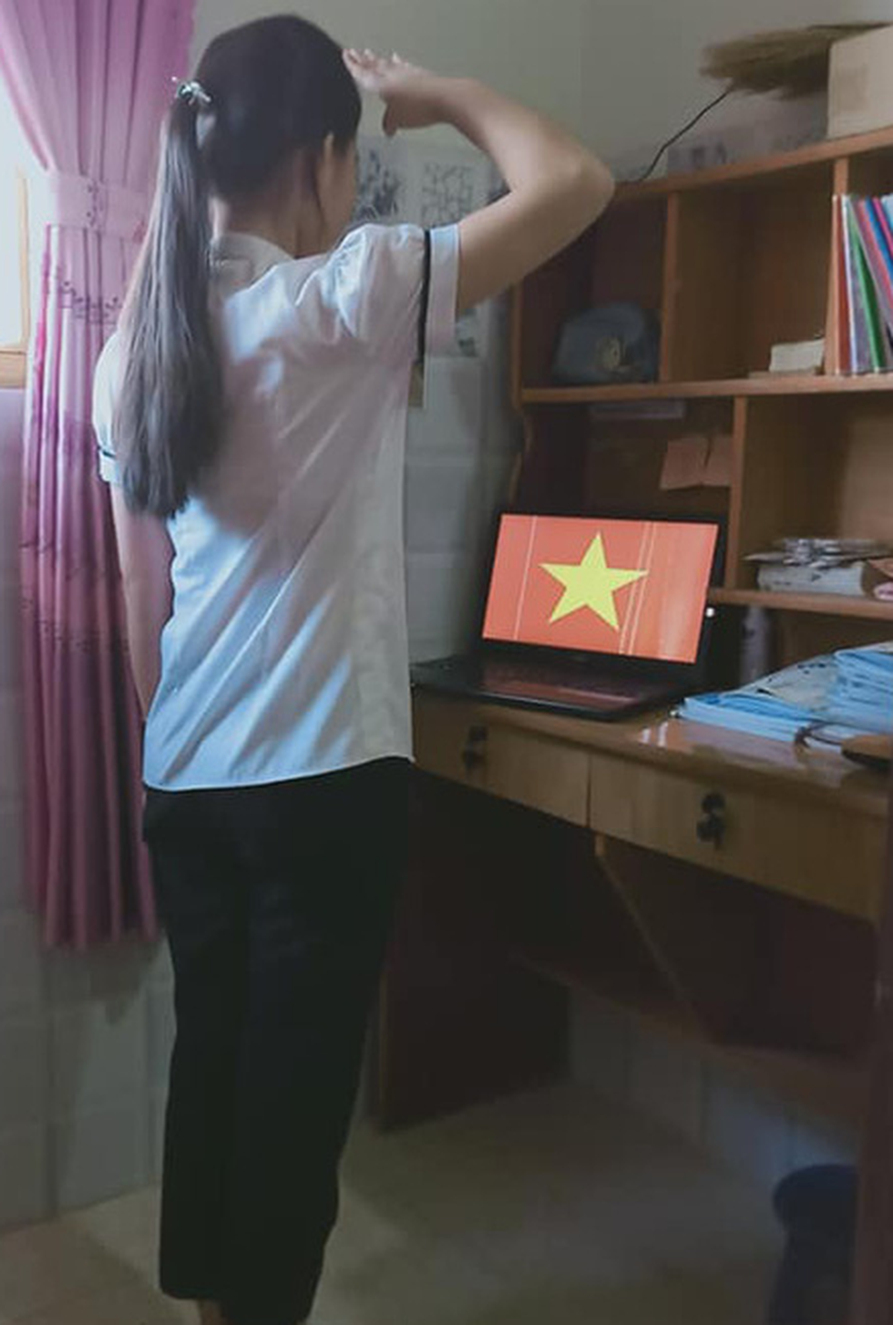 Học sinh đồng loạt chào cờ trực tuyến sáng đầu tuần - Ảnh 5. Học sinh đồng loạt chào cờ trực tuyến sáng đầu tuần - Ảnh 5.