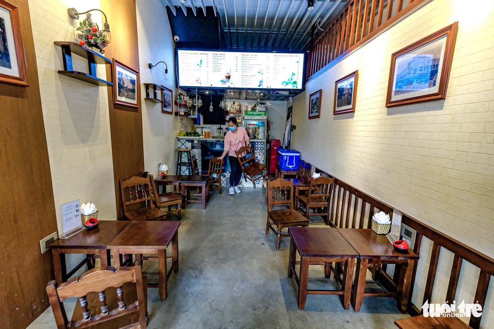 Quán cơm, xe buýt ở Hà Nội mở cửa đón khách hậu cách ly ra sao? - Ảnh 4. Quán cơm, xe buýt ở Hà Nội mở cửa đón khách hậu cách ly ra sao? - Ảnh 4.