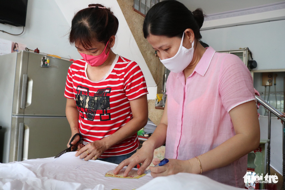 Hội phụ nữ phường sáng tạo khẩu trang kèm tấm chắn giọt bắn - Ảnh 2. Hội phụ nữ phường sáng tạo khẩu trang kèm tấm chắn giọt bắn - Ảnh 2.