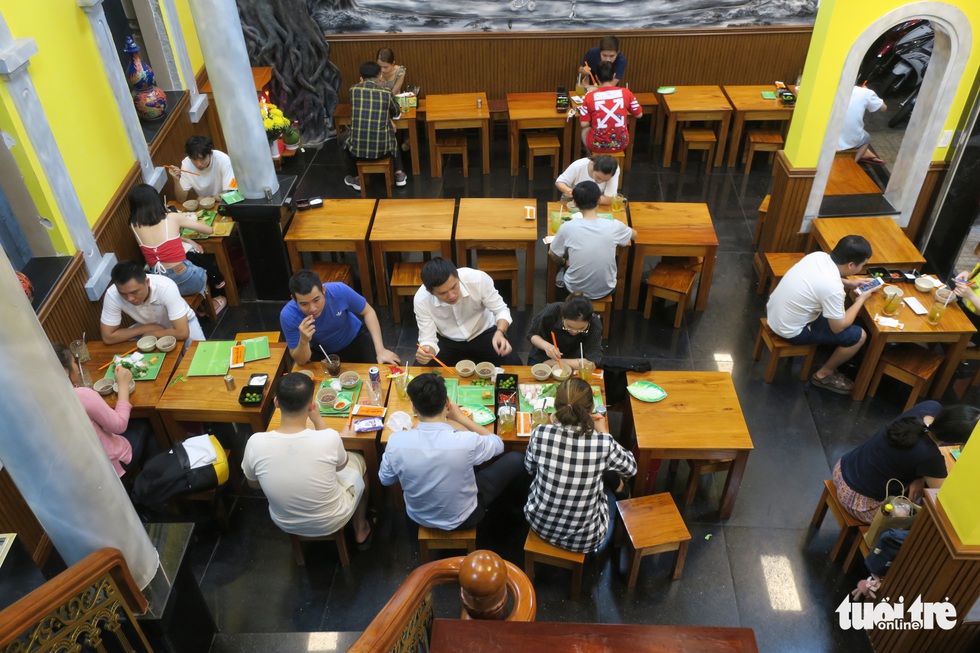 Đêm đầu nới lỏng, hàng quán Sài Gòn sáng đèn, đông vui, bán hết sớm - Ảnh 4. Đêm đầu nới lỏng, hàng quán Sài Gòn sáng đèn, đông vui, bán hết sớm - Ảnh 4.