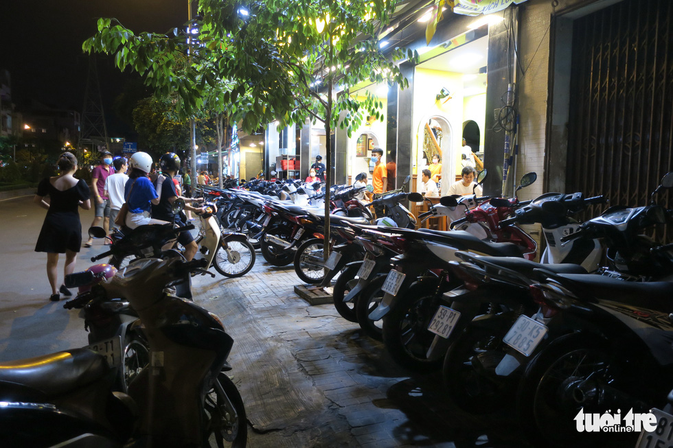 Đêm đầu nới lỏng, hàng quán Sài Gòn sáng đèn, đông vui, bán hết sớm - Ảnh 5.