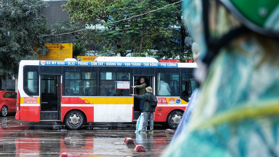 Nay được ra đường, tôi lại đi nhặt rác, mưa cũng phải cố - Ảnh 8. Nay được ra đường, tôi lại đi nhặt rác, mưa cũng phải cố - Ảnh 8.