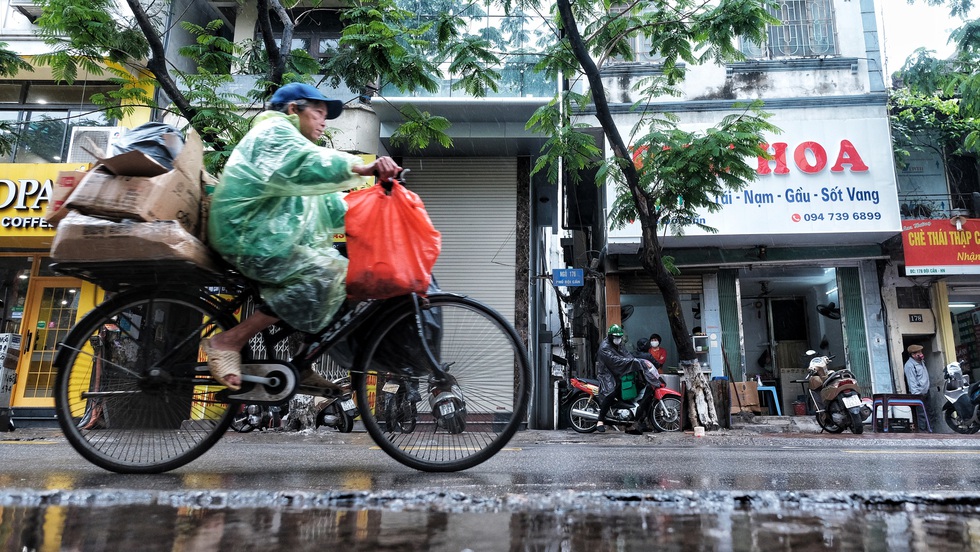 Nay được ra đường, tôi lại đi nhặt rác, mưa cũng phải cố - Ảnh 3. Nay được ra đường, tôi lại đi nhặt rác, mưa cũng phải cố - Ảnh 3.