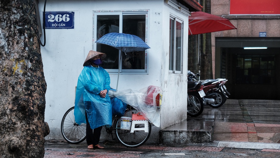 Nay được ra đường, tôi lại đi nhặt rác, mưa cũng phải cố - Ảnh 4. Nay được ra đường, tôi lại đi nhặt rác, mưa cũng phải cố - Ảnh 4.