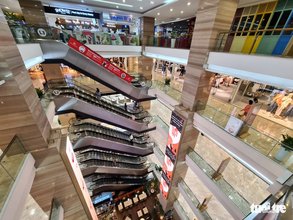 Các trung tâm thương mại TP.HCM mở cửa, dân rục rịch đi mua sắm - Ảnh 9. Các trung tâm thương mại TP.HCM mở cửa, dân rục rịch đi mua sắm - Ảnh 9.