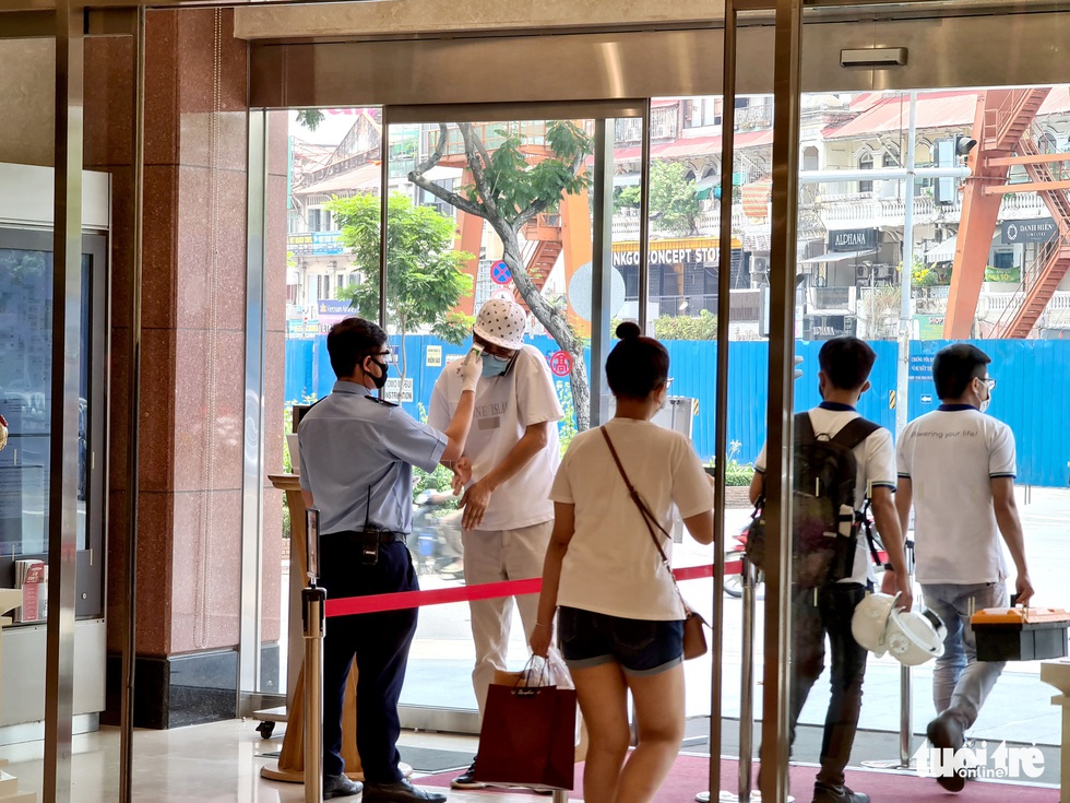 Các trung tâm thương mại TP.HCM mở cửa, dân rục rịch đi mua sắm - Ảnh 1. Các trung tâm thương mại TP.HCM mở cửa, dân rục rịch đi mua sắm - Ảnh 1.