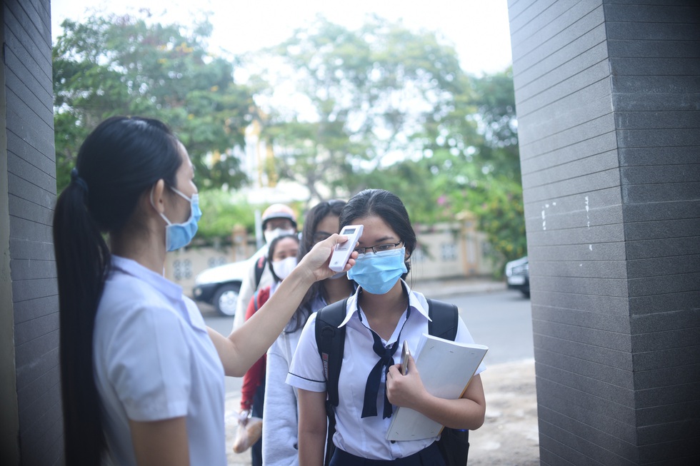 Sáng nay 27-4, học sinh của gần 30 tỉnh thành trở lại trường - Ảnh 5. Sáng nay 27-4, học sinh của gần 30 tỉnh thành trở lại trường - Ảnh 5.